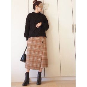 スカートとショートブーツの間から素足を見せて春っぽく