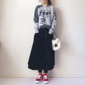 歩くたびにセンスが光る「レッドスニーカー」