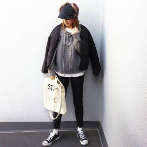 黒のブルゾン・レザージャケットで引き締める