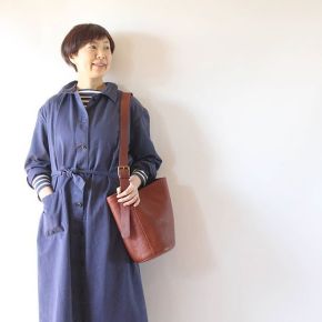 これからの季節にぴったりなブルーのカジュアルなステンカラ－コート