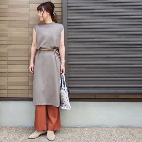 ゆるワンピースの重ね着コーデに細ベルトを効かせて