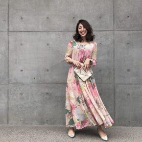 淡いニュアンスカラーが上品な花柄マキシワンピースはデートコーデにも