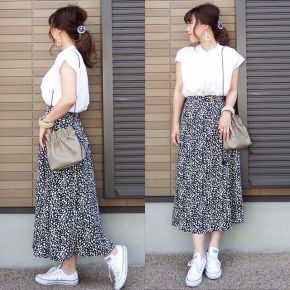 《遊園地に最適なアラサー女性の服装》お目立ち度抜群な花柄スカートを主役に