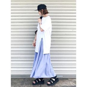 ビッグTシャツはスリット入りでスタイルアップ