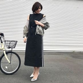 大人っぽいスポーツ観戦コーデにはタイトシルエットなラインスカートやワンピース
