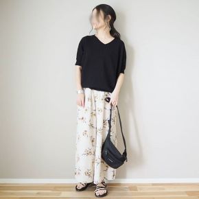 【Vネック】×ゆらりと揺れる花柄ワイドパンツ