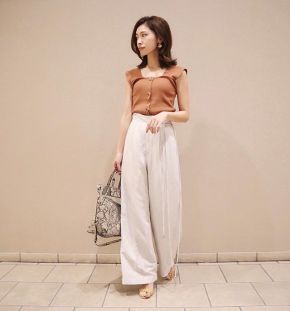 抜け感のある「ホワイトワイドパンツ」