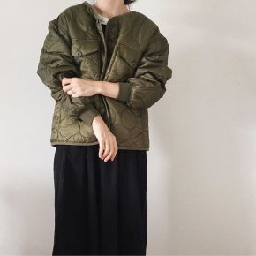 キルティングのジャケットは「ノーカラー」を選んで女性らしく