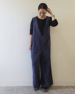 小顔見えも狙える! Vネック&ゆるっとシルエットのオールインワンでおしゃれなコーディネートに