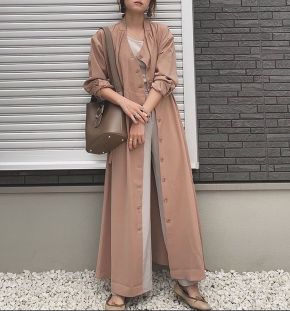 前開きのワンピースを軽めなアウター代わりに