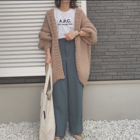 ゆるっとシルエットもきれいめに決まる、くすみカラーのワイドパンツ