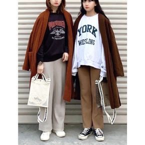 ロゴスウェット×ロングコートでママのこなれカジュアルに