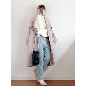 冬服にトレンチコートを羽織れば、気温調節しながら春っぽい装いに