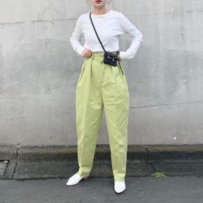 腕まくりしやすい薄手素材のトップス