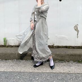 白Tシャツとアウターのカジュアルな重ね着にレオパード柄スカートをプラス