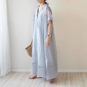 大人の休日に似合う「シャツワンピース」の着こなし