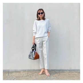 【1】ニット×センタープレスパンツ｜白コーデの甘さを抑える