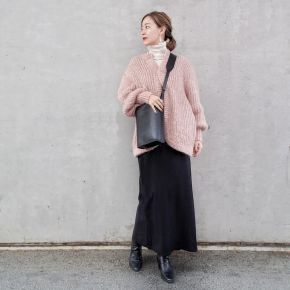【4】カーディガン・前開きのニット×キャミワンピースのコーデ