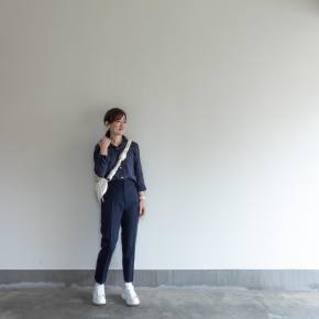 ダークカラーの服には「白ショルダーバッグ」を合わせる