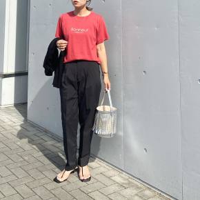 【1】ロゴTシャツ×テーパードパンツのカジュアルコーデ