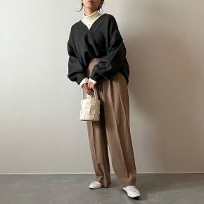 Vネックトップス → 「白タートル」で抜け感を作る