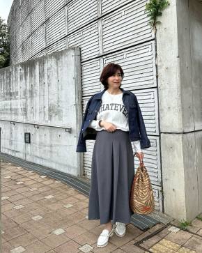 【50代のお花見コーデ2】スカートには「デニムジャケット」