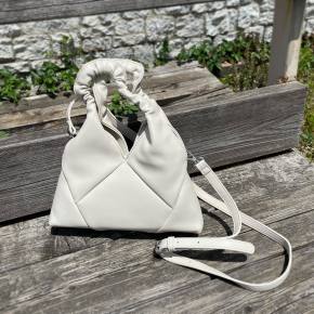 A BIENTOT バッグ 白と黒 A BIENTOT バッグ 白と黒