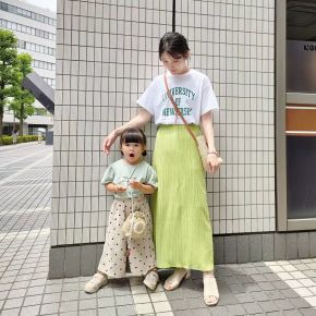 7月コーデの定番・ロゴTシャツはカラーボトムスで華やかに