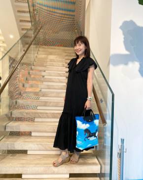1|浅いVネックのゆったりワンピース