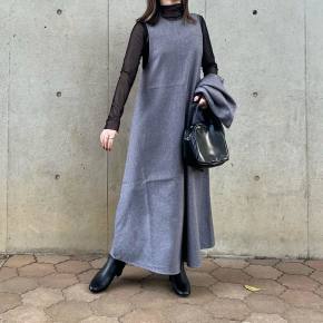 グレーのジャンパースカートにおすすめのインナーは?
