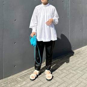 【40代50代×UNFILO(アンフィーロ)】ブラウスが主役のモノトーンコーデ