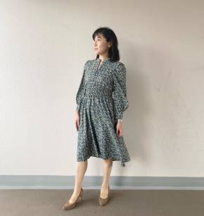 小花柄ワンピースを一枚で上品&華やかに