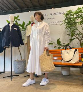 【50代のシャツワンピースコーデ】+スニーカーで爽やかカジュアルに