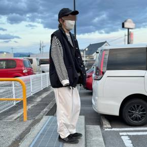 黒スニーカー×白ワイドパンツ|ナチュラルなボトムを引き締める!