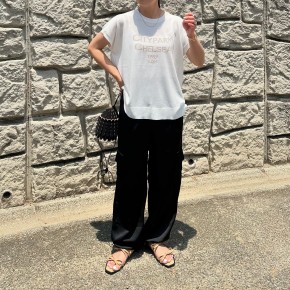 Tシャツみたいにラクなのにきちんと見える「ロゴ入りシアーニット」