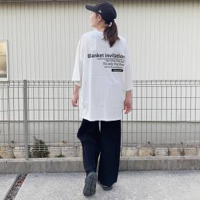 プリントと同じ色の「きれいめワイドパンツ」合わせ