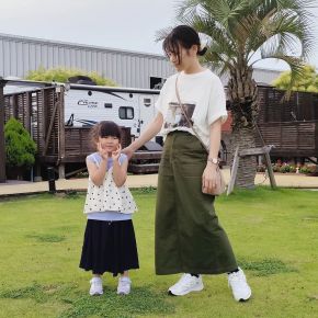 白Tシャツ×カーキスカートの大人カジュアルコーデ