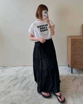【ロング丈のギャザー・フレアスカート】ロゴTシャツの裾をウエストイン