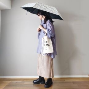 2|プリーツスカートと合わせて立体感を演出