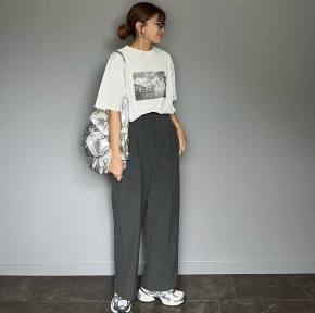 クリーンなパンツを合わせてきちんと見せ