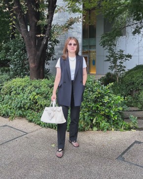 7|クリーンなパンツ×ジレの50代コーデ