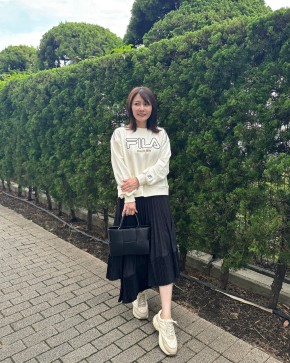 スウェットに合わせるボトム2|春っぽさ満点! 白スカート・プリーツスカート・チュールスカート