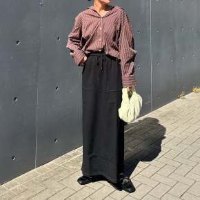 【ロングスカートに合う服5】ヘルシーに仕上がる「ゆったりシャツ」