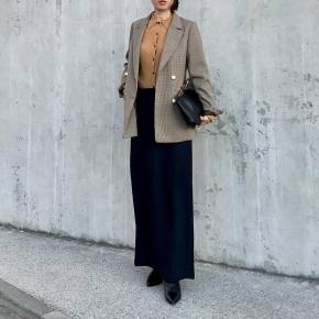 ポロニットにジャケットを羽織ってオフィスカジュアルに