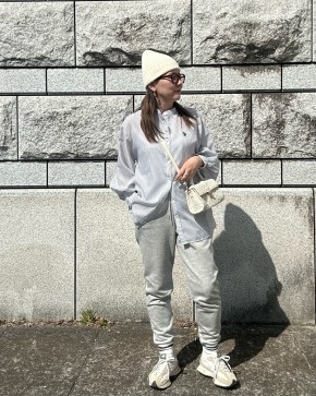 ワントーンでUNIQLO(ユニクロ)スウェットパンツを洗練カジュアルに