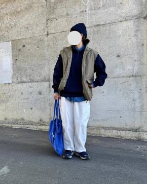白パンツ×ネイビースウェット|爽やかな配色を楽しむ!