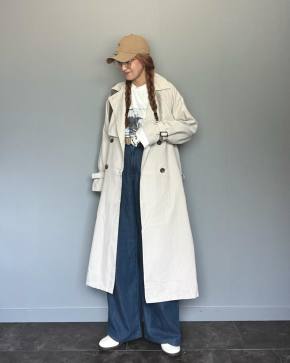お出かけモードに決まる「トレンチコート×フォトT」