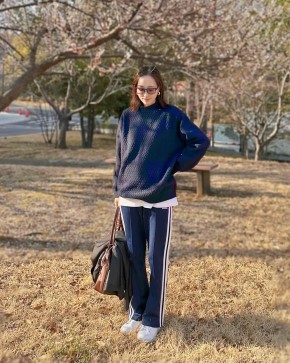 【2】地味な色の服×スポーティな服