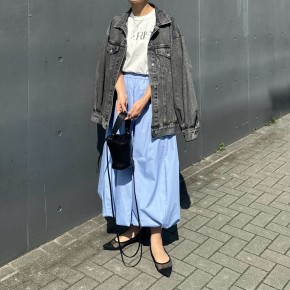 【40代のTシャツコーデ3】流行りのデニムジャケット・ブルゾンにクリーンなボトム合わせ