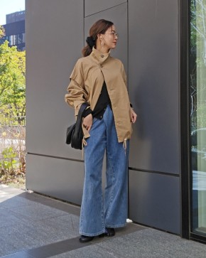 ベージュコート×デニムパンツ×黒アイテムで地味色コーデをカッコよく!